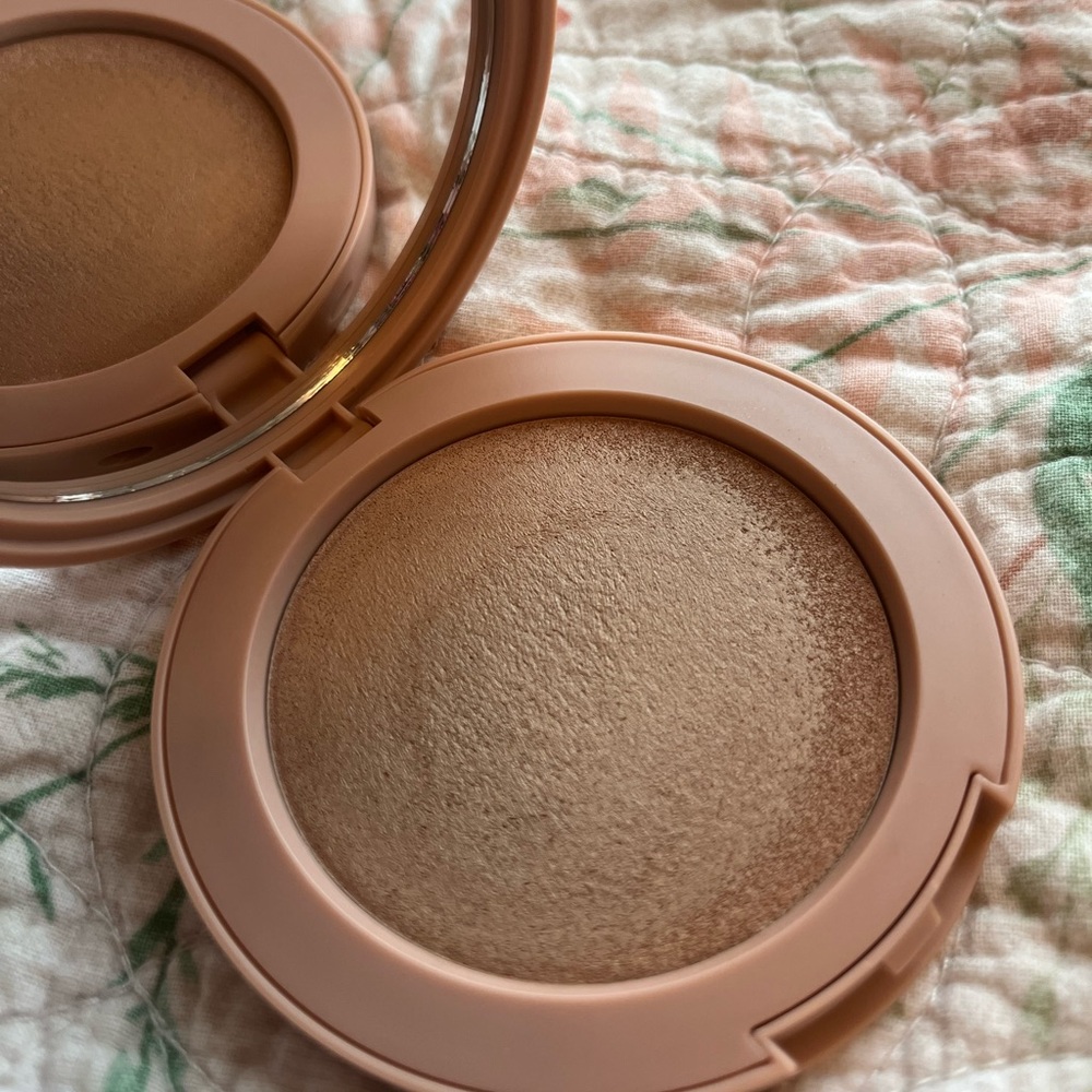 ILIA Sunshift Bronzer - Picture 4 of 5